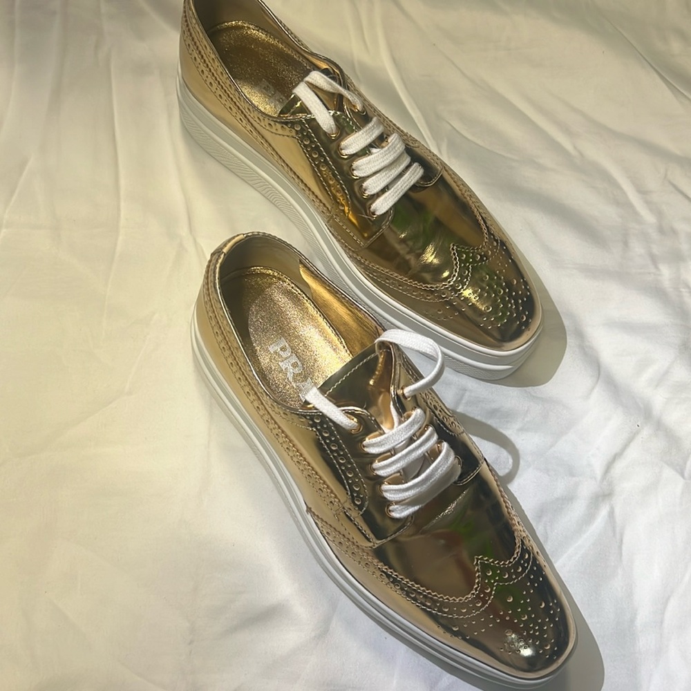 Gold Prada must have !